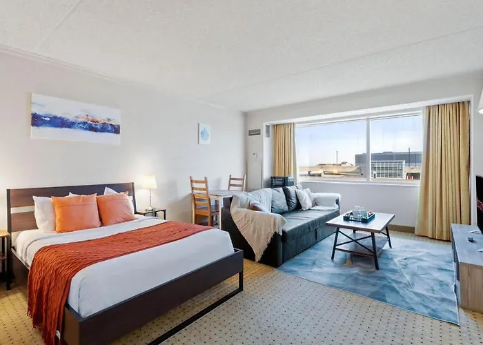 Cozysuites Showboat Bold Beachside Hotel Room