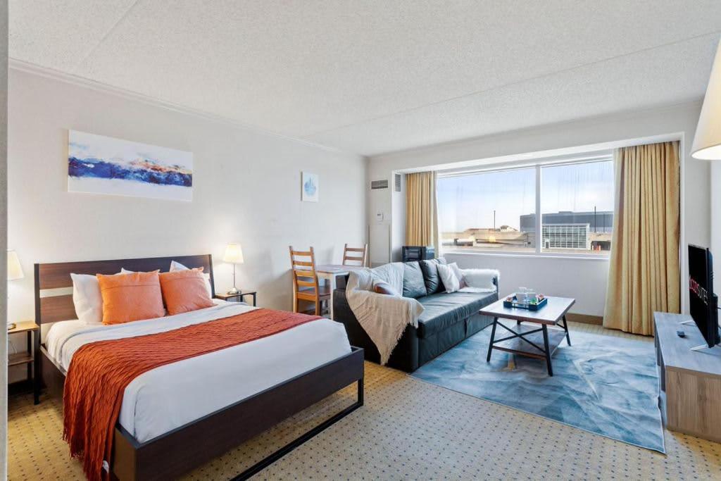 Cozysuites Showboat Bold Beachside Hotel Room Apartment