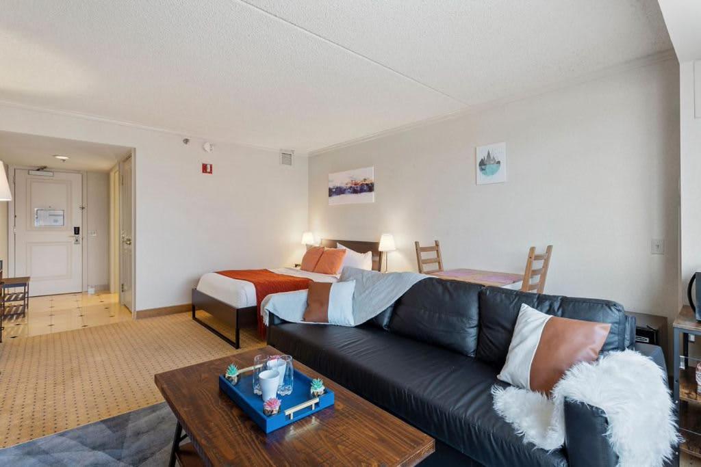 Cozysuites Showboat Bold Beachside Hotel Room Apartment