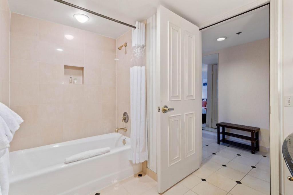 Apartment Cozysuites Showboat Bold Beachside Hotel Room
