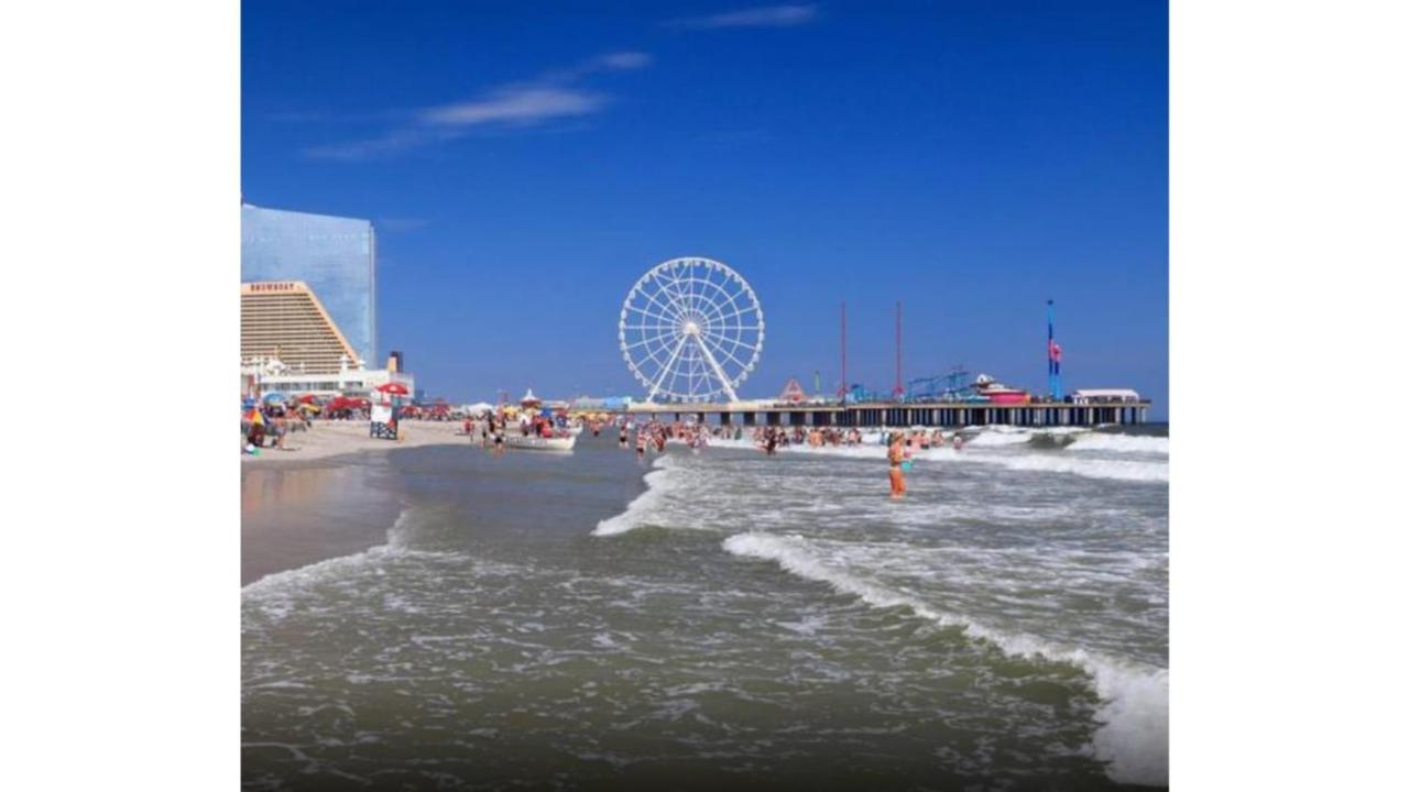 Cozysuites Showboat Bold Beachside Hotel Room *