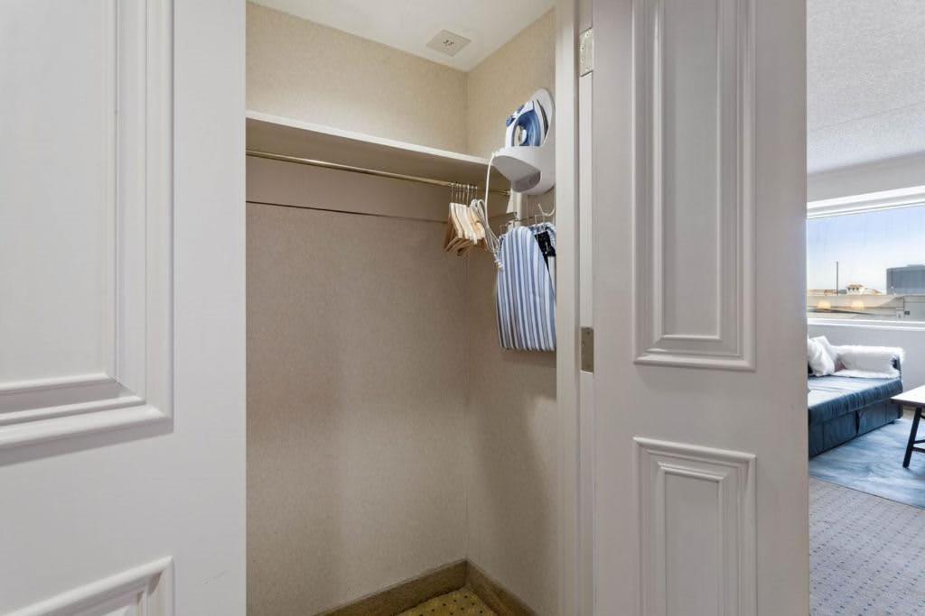 Apartment Cozysuites Showboat Bold Beachside Hotel Room